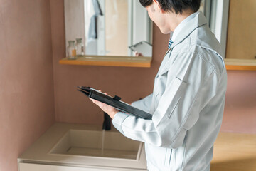 見積書や資料を確認するデスクワークの写真