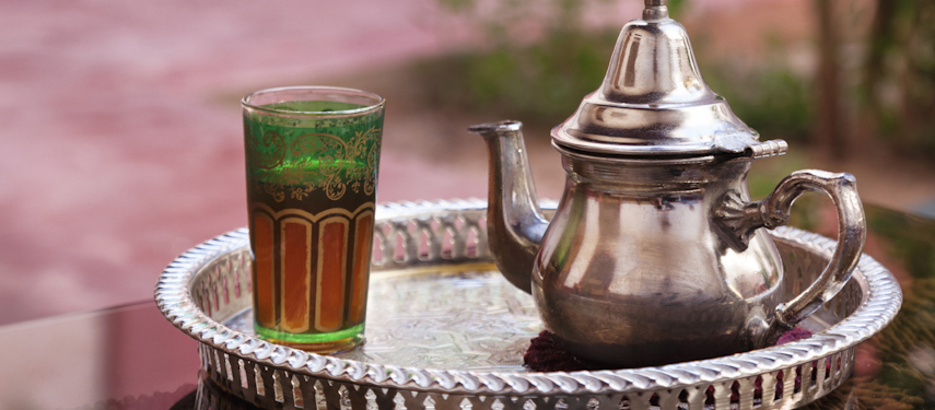 الأتاي المغربي بالنعناع في كؤوس تقليدية - النعناع المغربي