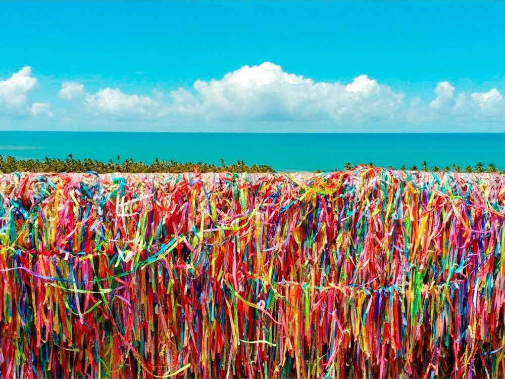 Mirante dos Corais com fitas coloridas e vista para o mar