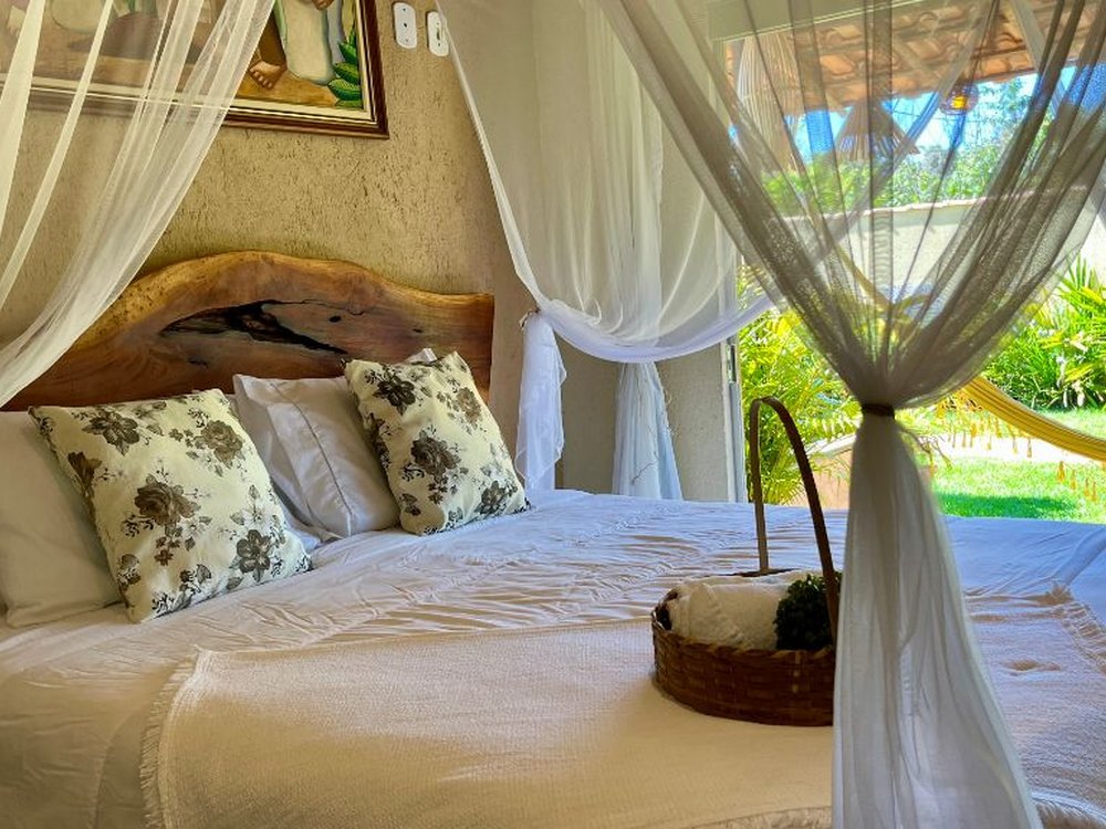 Suíte com cama floral e mosquiteiro