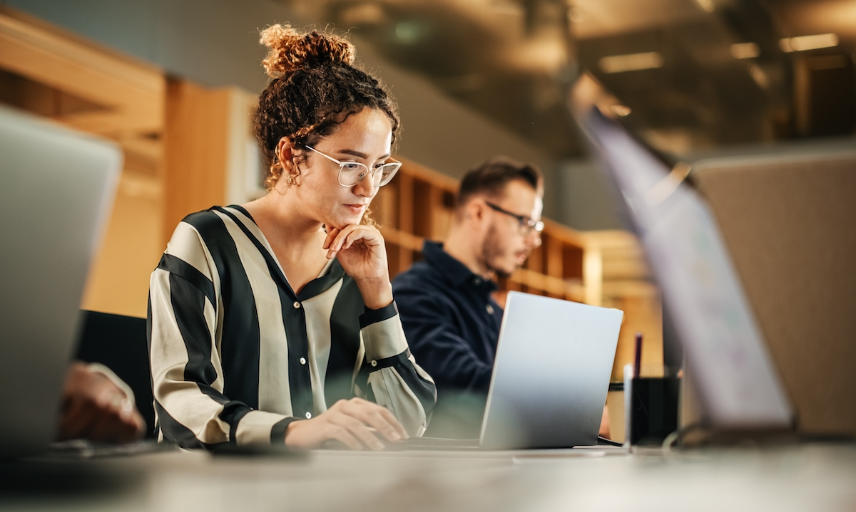 若年労働者とAIの関係を表す画像