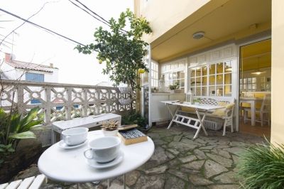 Terraza-Jardín con Mesa Blanca