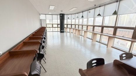 대형 독서실 - 조용한 자습 공간