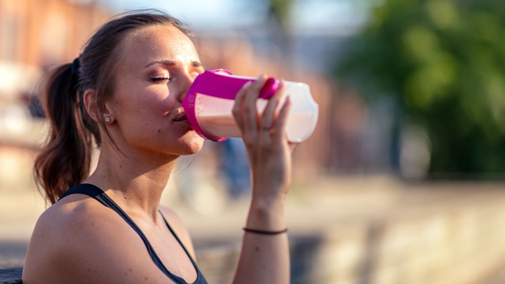 運動後にプロテインを飲む女性