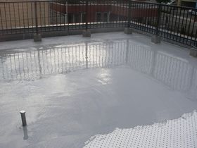 防水施工中の様子（丁寧な塗布）