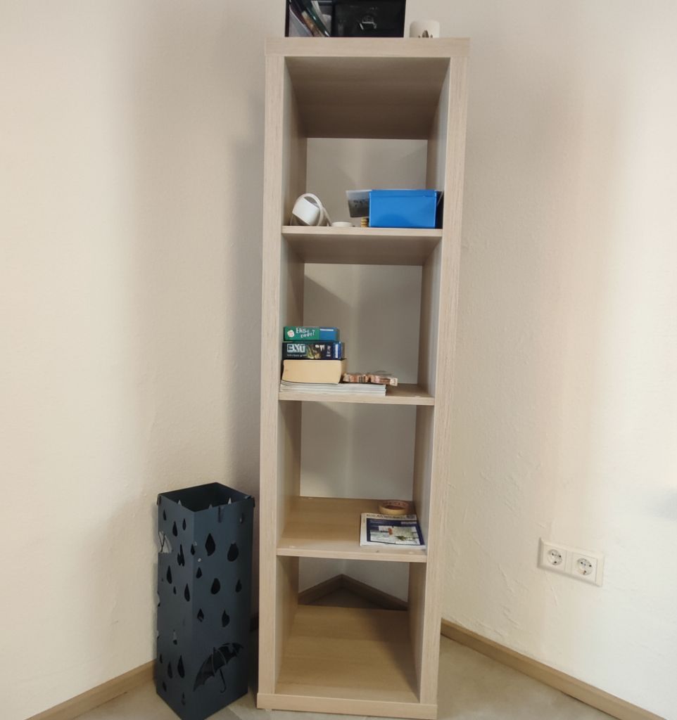 Aufenthaltsraum unten – Regalecke mit Büchern