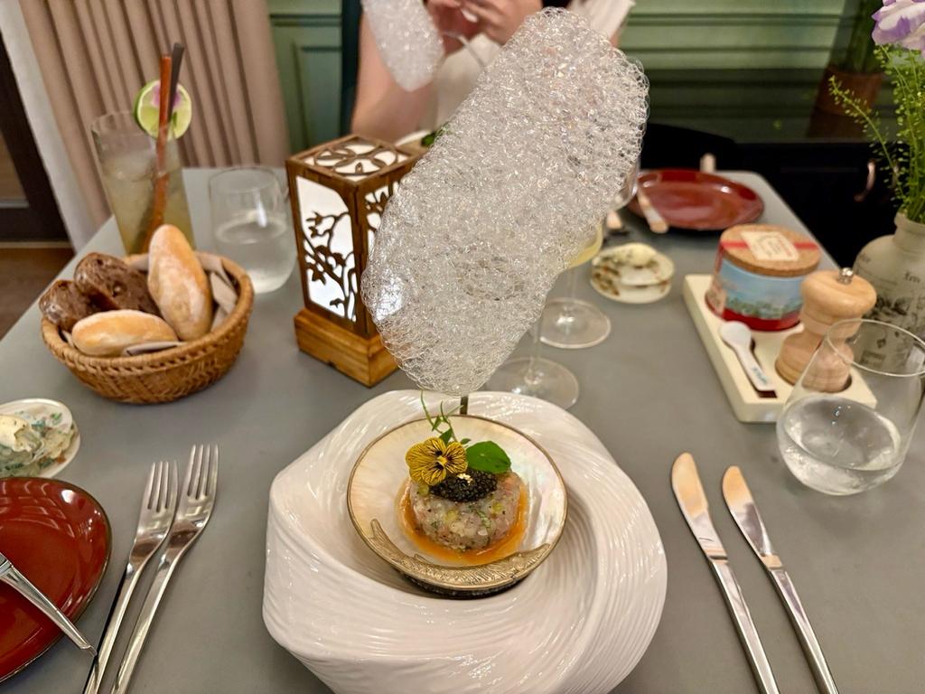 キャビア付き魚料理