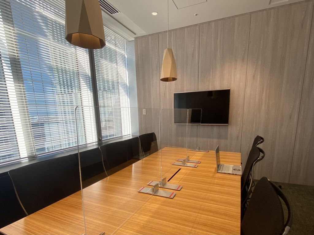 明るく開放的な会議室