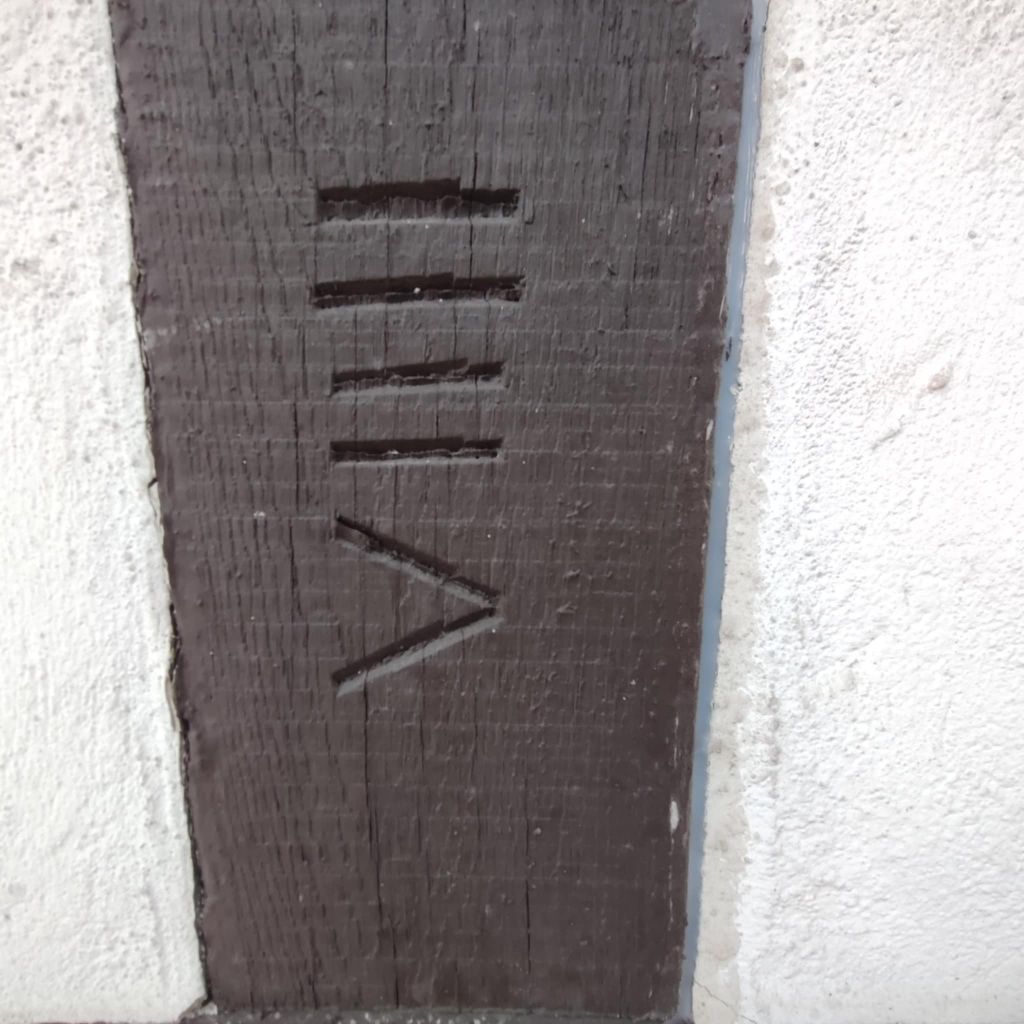 In Holz eingeritzte römische Ziffern im Fachwerkbalken