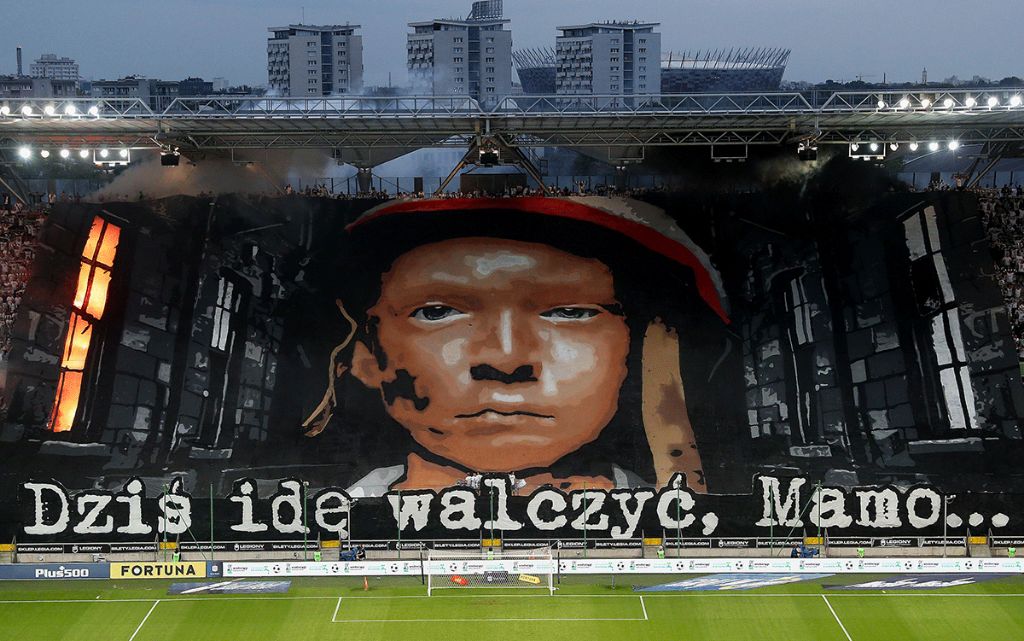 Mural Powstania Warszawskiego - Dziś idę walczyć, Mamo... - portret młodego powstańca na tle zniszczonej Warszawy
