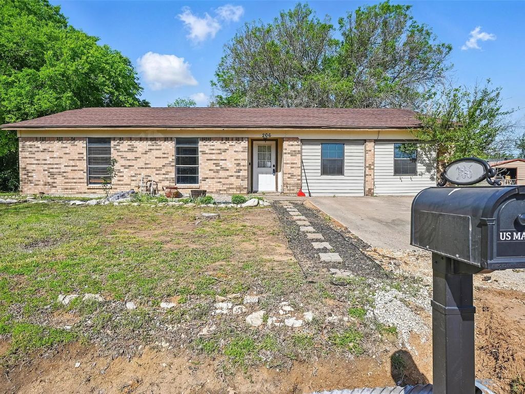 206 Thomas St, Joshua, TX