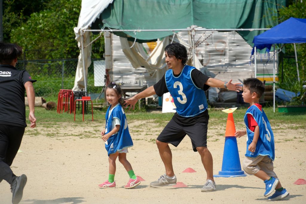 スポーツ鬼ごっこ大会 - 子どもたちとコーチの楽しい瞬間