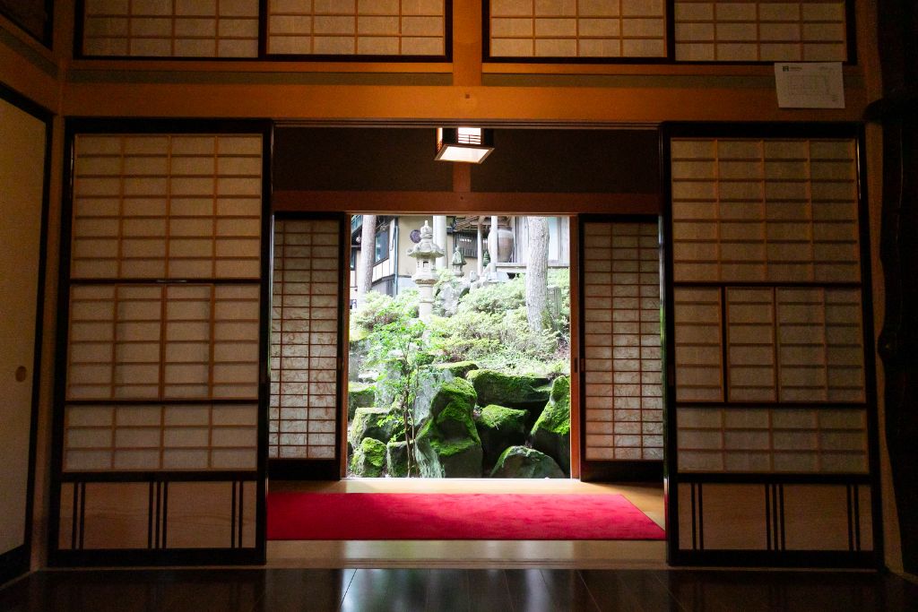 Villa Azumino 日本庭園を望む室内