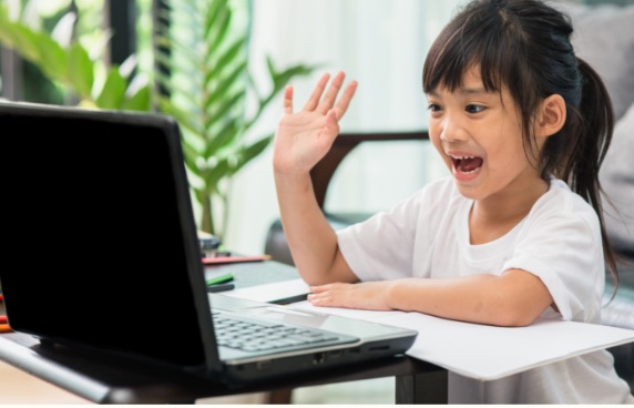 オンラインで楽しく学ぶ子ども