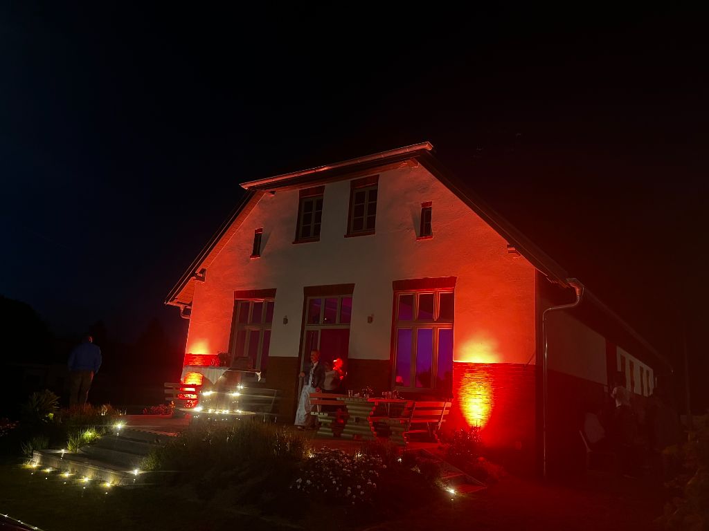 Dorfgemeinschaftshaus bei Nacht