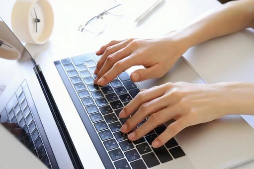 パソコン作業をする手元