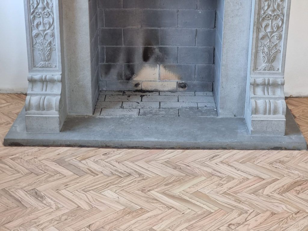 Restauro parquet antico vicino camino Fabriano