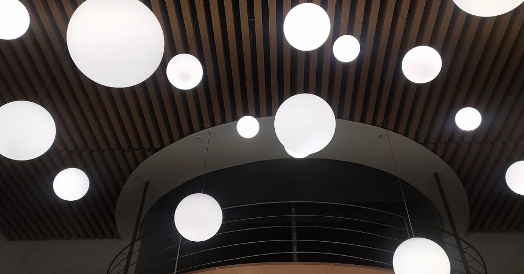 Sistema de iluminação moderna com spots instalados