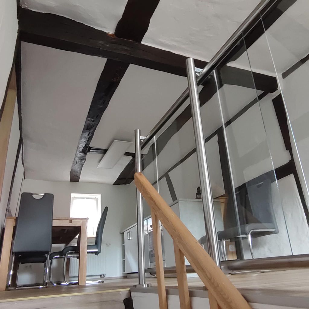 Aufenthaltsraum oben – Blick von der Treppe in den Raum
