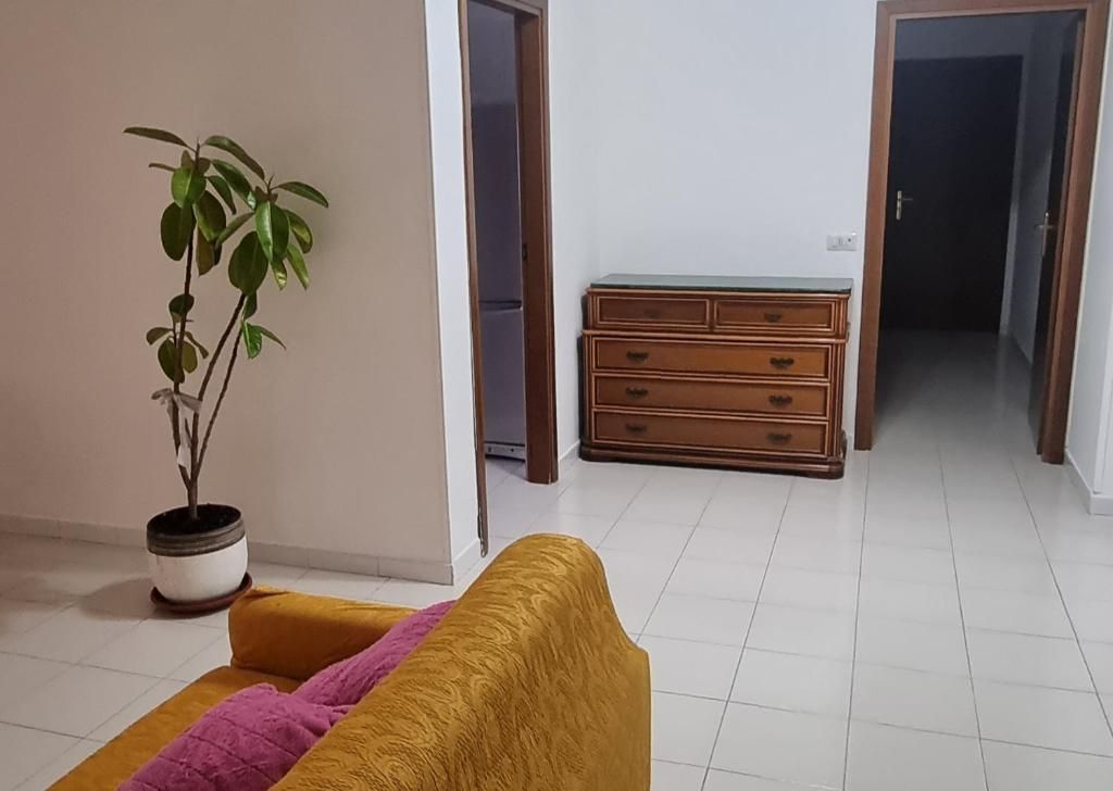 Soggiorno con divano giallo