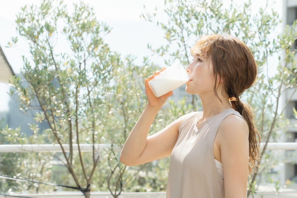 プロテインドリンクを持つ女性