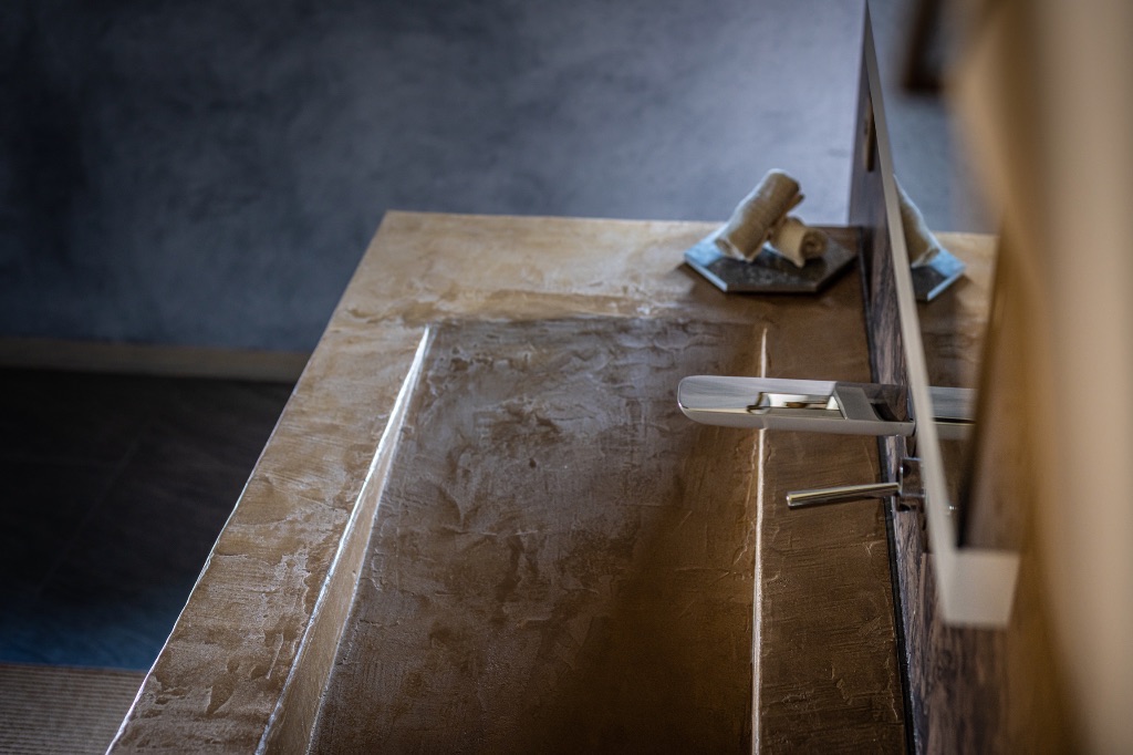 客室蘭鋳の石張り温泉ジャグジー