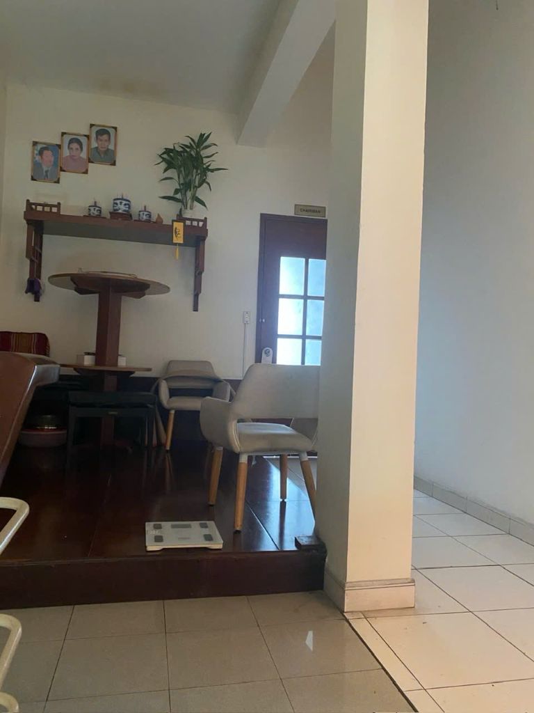 Khu vực bàn thờ & bàn ăn