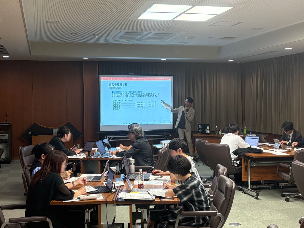 講座風景：少人数制の班セッションの様子