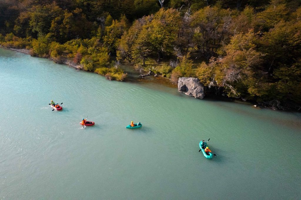 Grupo de packrafters en aguas turquesas