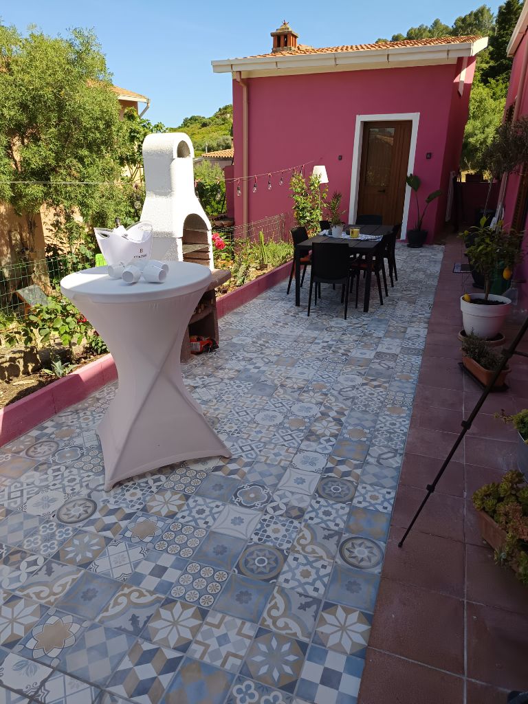 Terrasse mit traditionellem sardischem Grillkamin