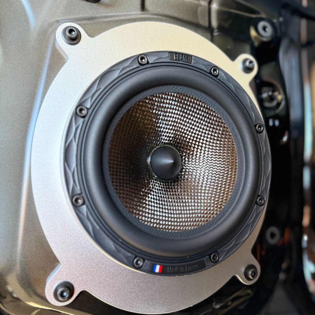 ドアに設置されたBLAMウーファー