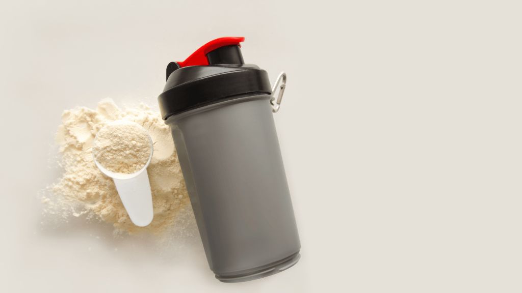 プロテインシェイカーとパウダー
