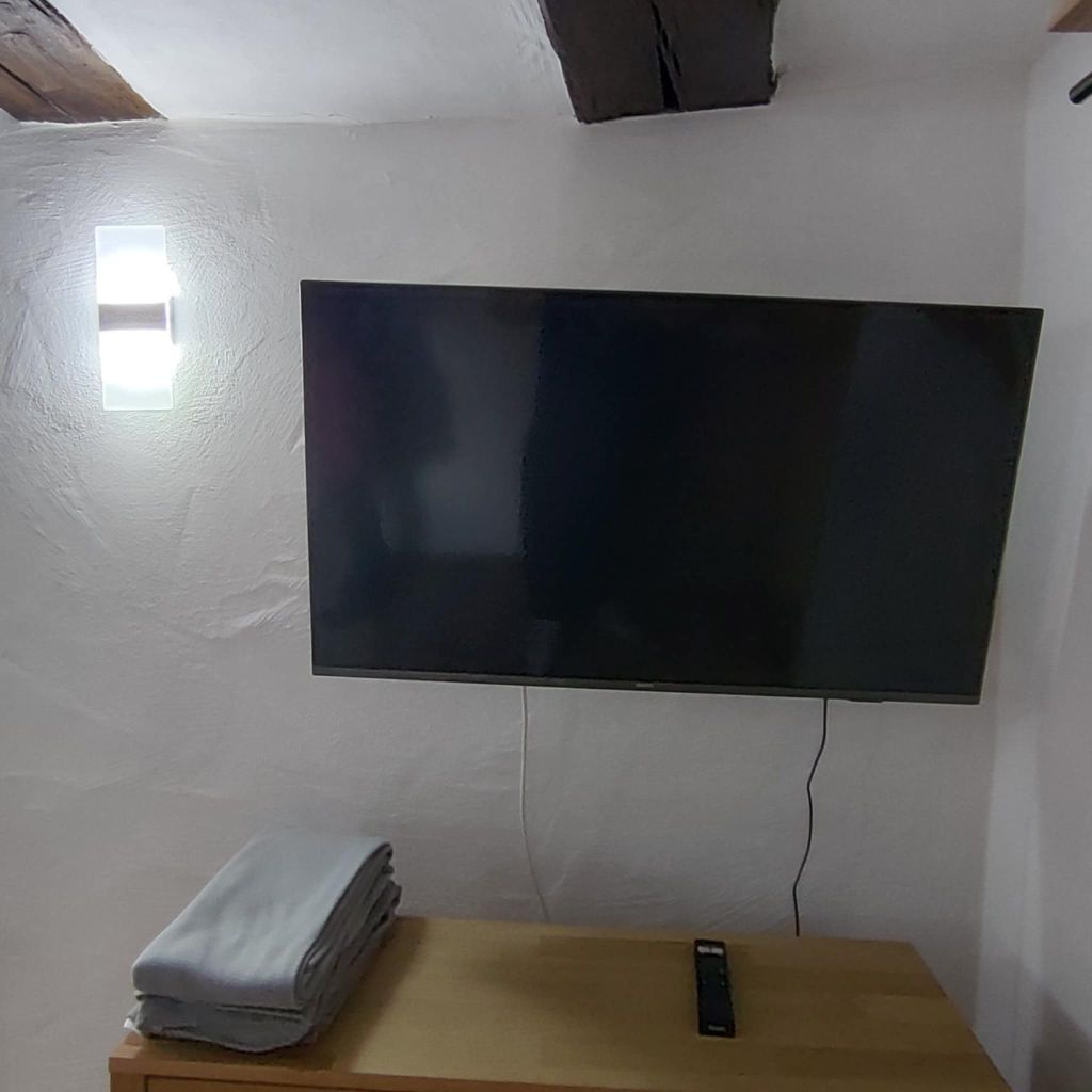 Wand‑TV im Zimmer