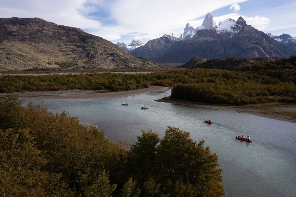 Vista panorámica del río con Fitz Roy de fondo