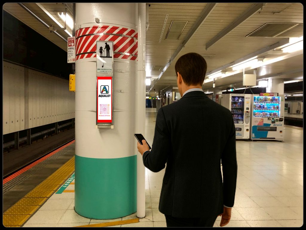 JR駅構内でのAQUALOT駅広告掲載例 - 柱面広告で高い視認性を実現
