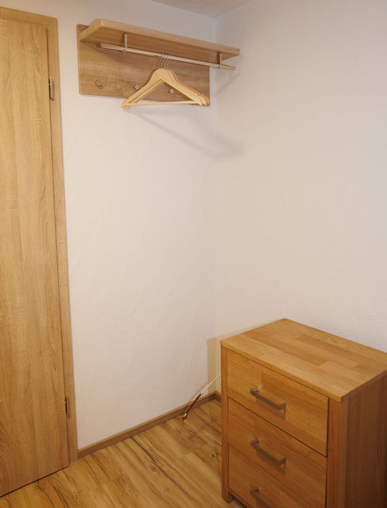 Zimmer 5 – Garderobe mit Kommode