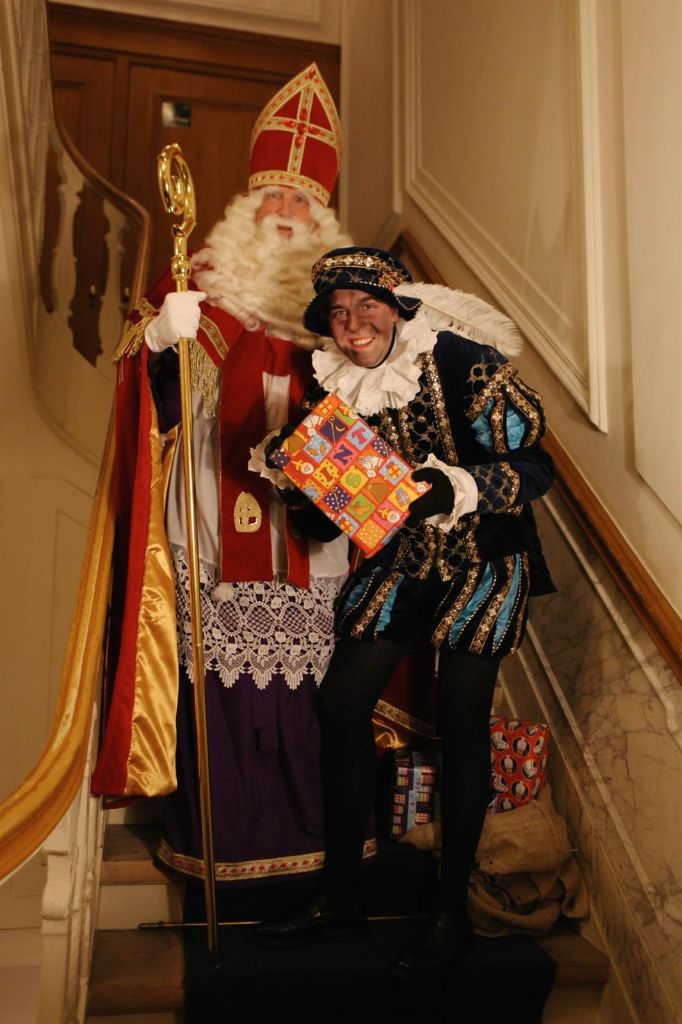 Sinterklaas en Piet bij bedrijfsbezoek