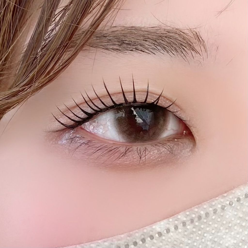 マスカラパーマ施術例 - 束感のある印象的な目元