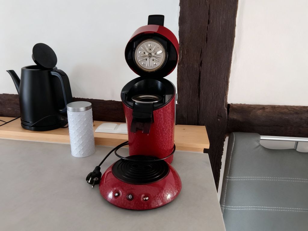 Küche oben – Kaffeemaschine und Wasserkocher