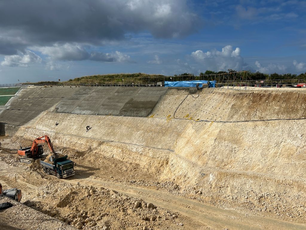大規模掘削工事 - 斜面補強