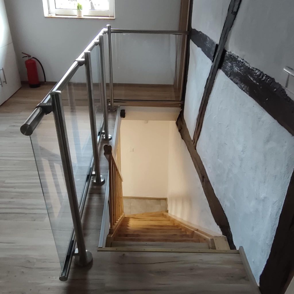 Aufenthaltsraum oben – Treppenabgang mit Geländer