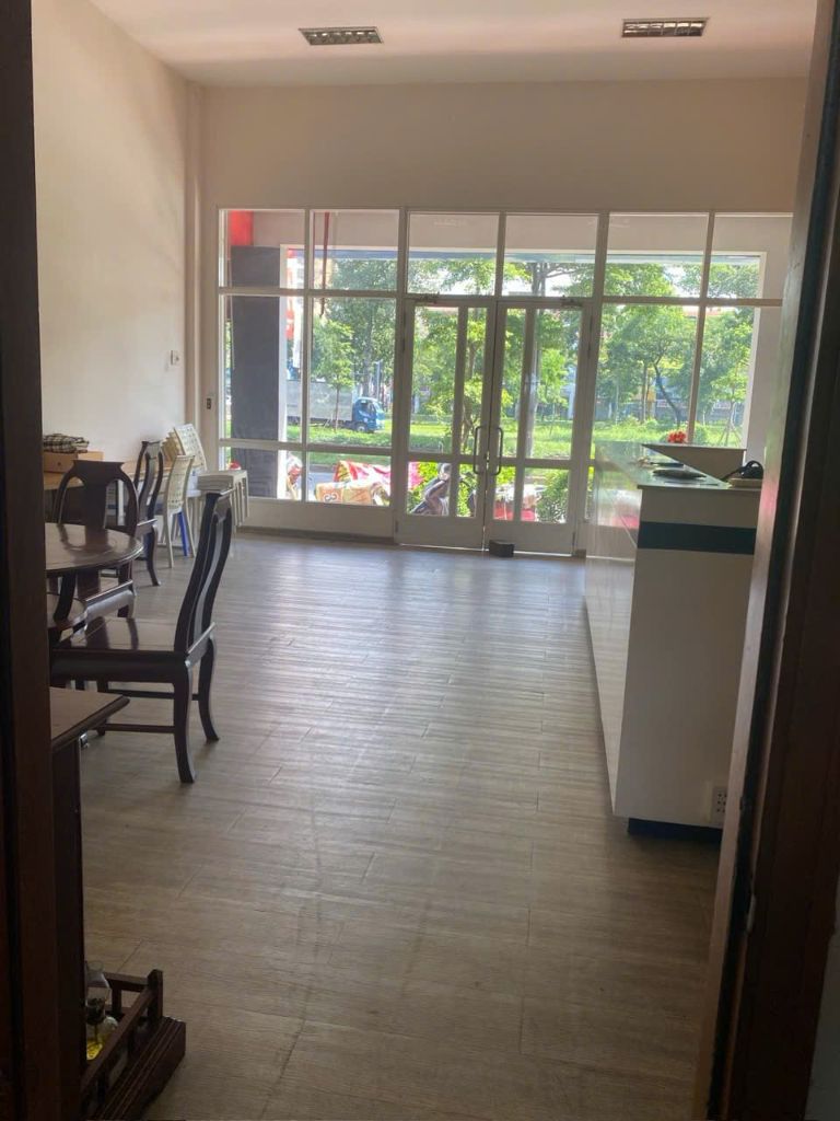 Sảnh vào với cửa kính lớn