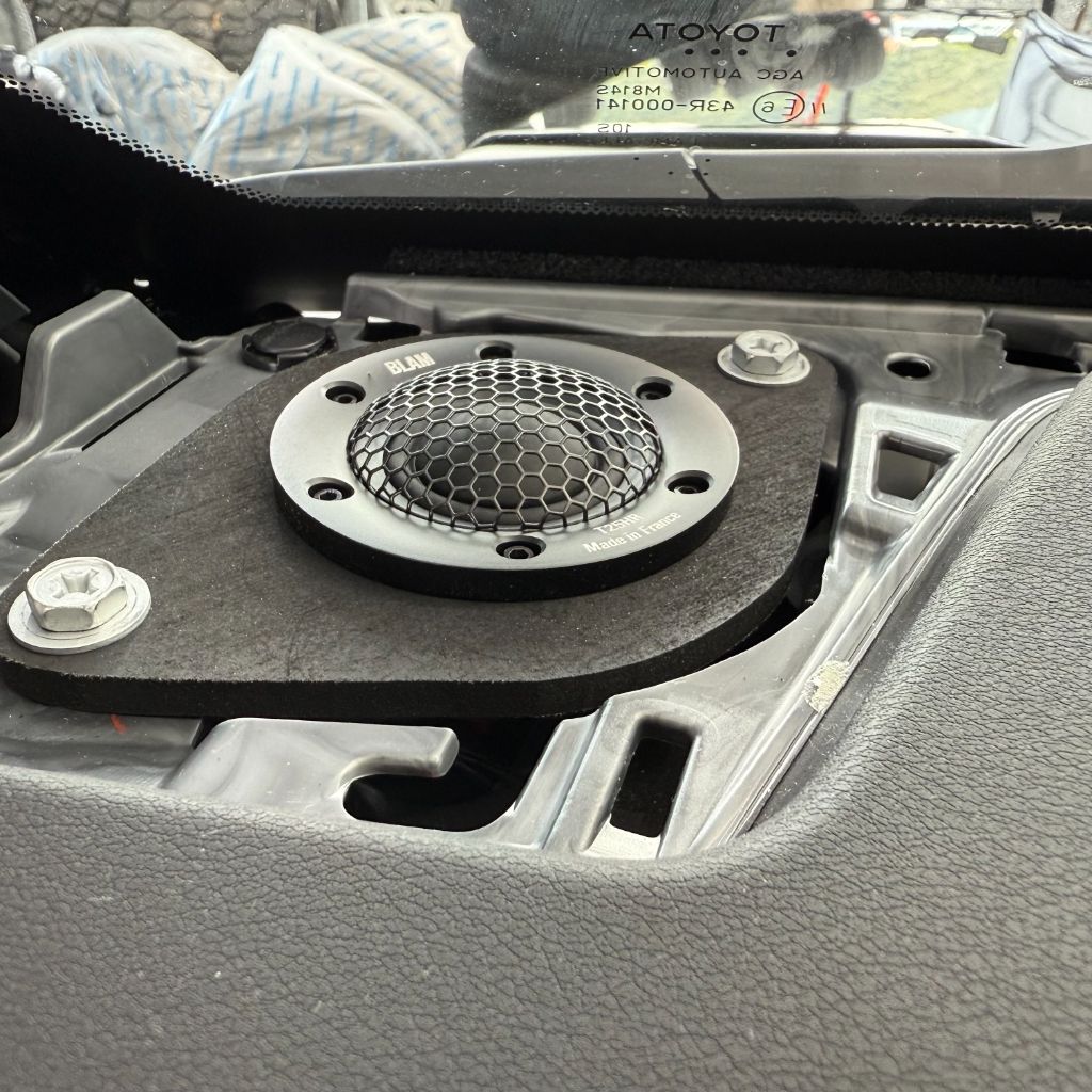 ダッシュボードに設置されたツイーター