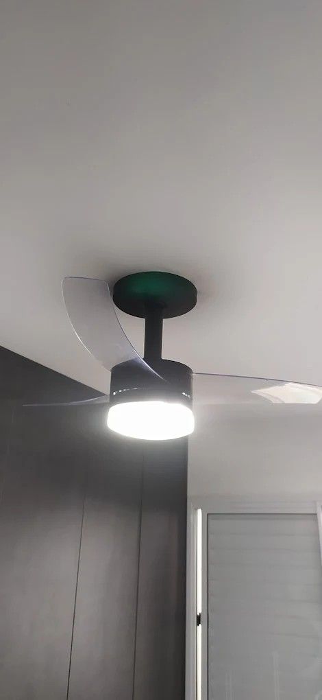 Ventilador de teto moderno com LED instalado
