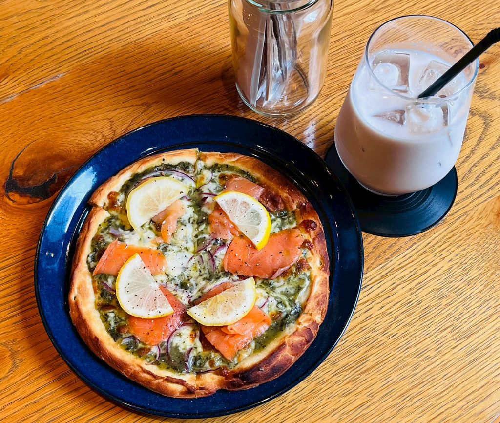 サーモンとレモンのピザ