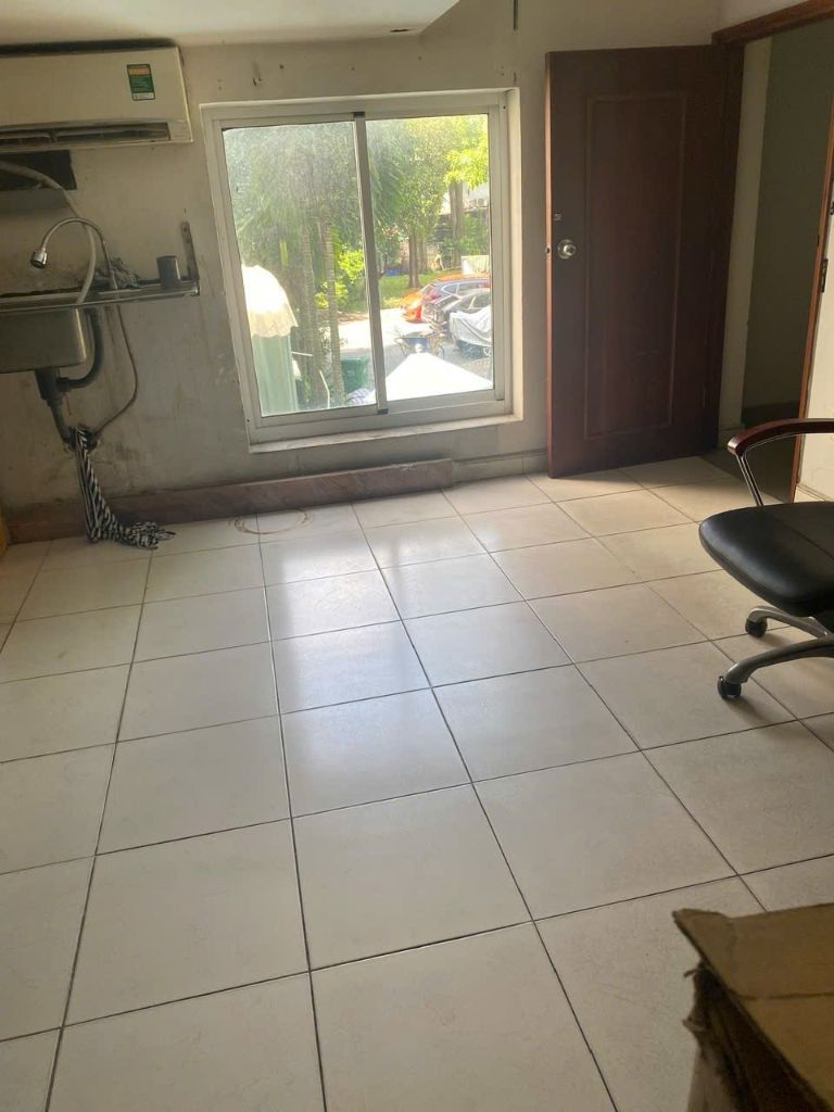 Phòng với cửa sổ và bồn rửa