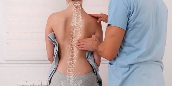 Exame clínico especializado da coluna vertebral - avaliação médica profissional