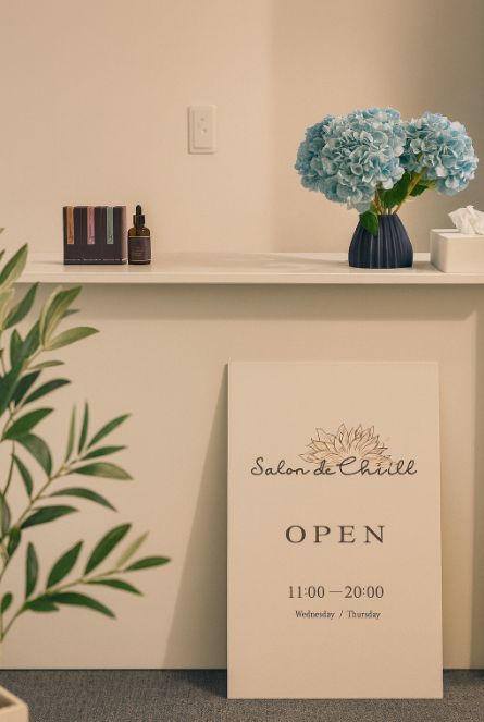 サロンの看板とインテリア