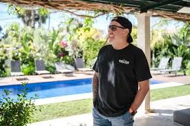 Ralf Schmitz am Pool - Ortsunabhängiges Arbeiten als Affiliate Marketer