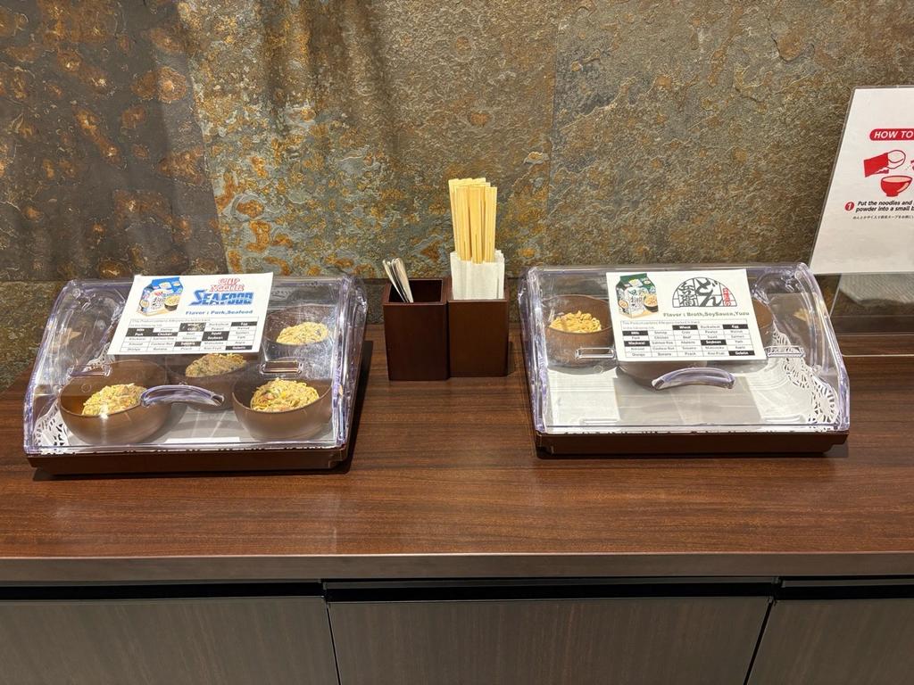 ラウンジのカップヌードル